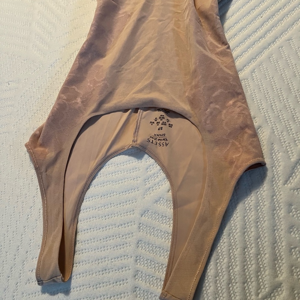 Spanx Assets Women's Bodysuit Bustless in Nude Tan Mid thigh sz Small - Picture 7 of 9